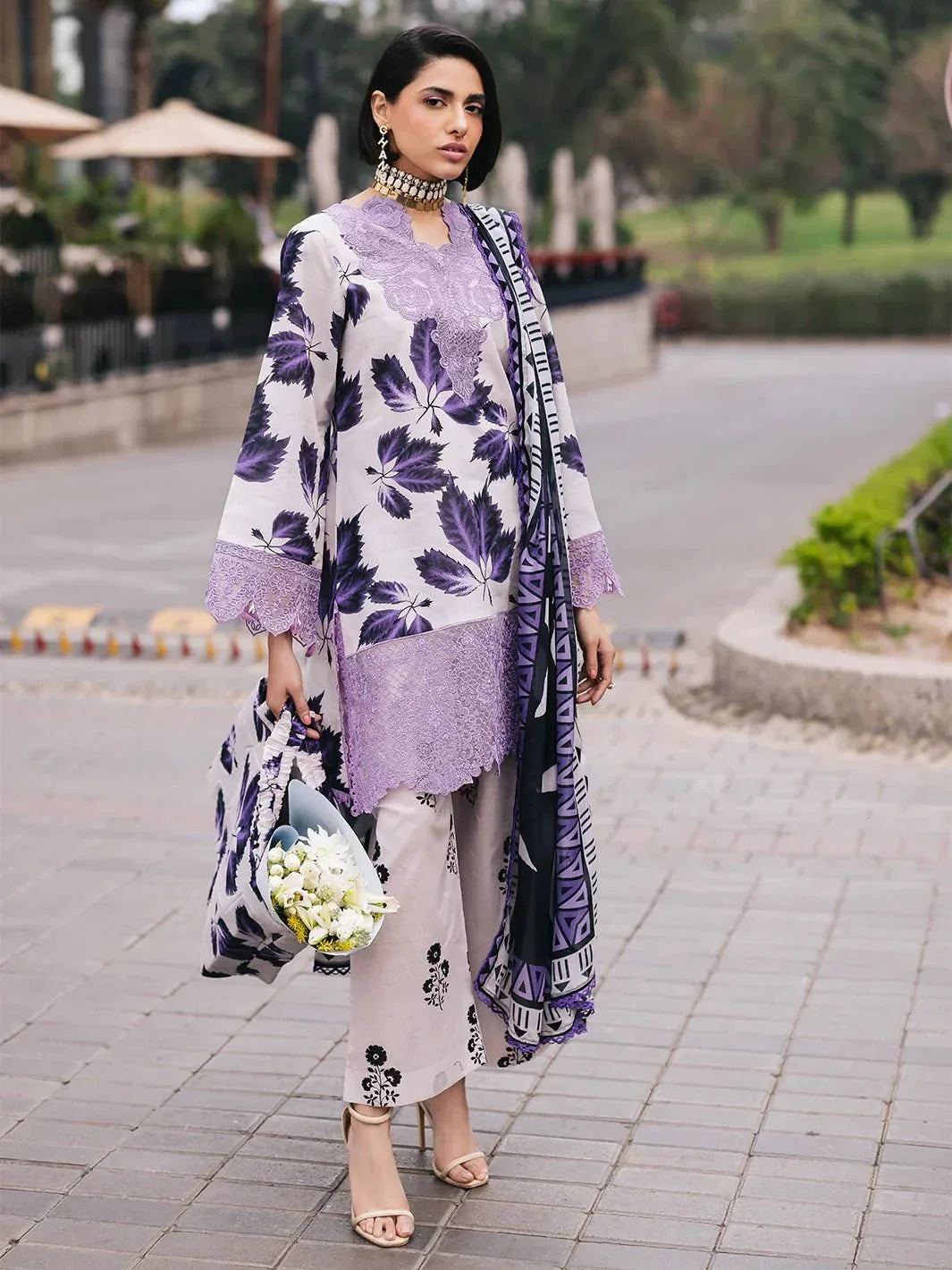 MAHNUR LILAC LAWN - SR FABRICS