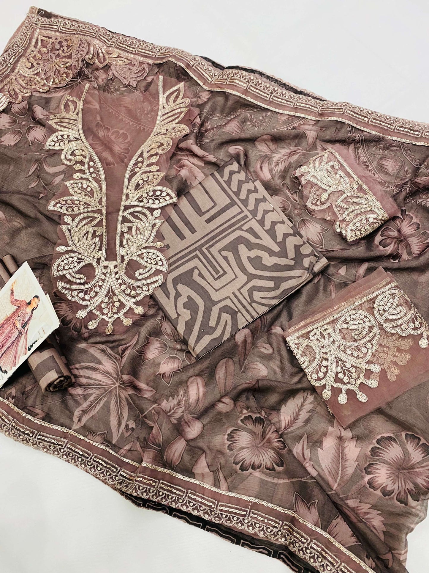 MB BROWNISH BEAUTY DIGITAL LAWN