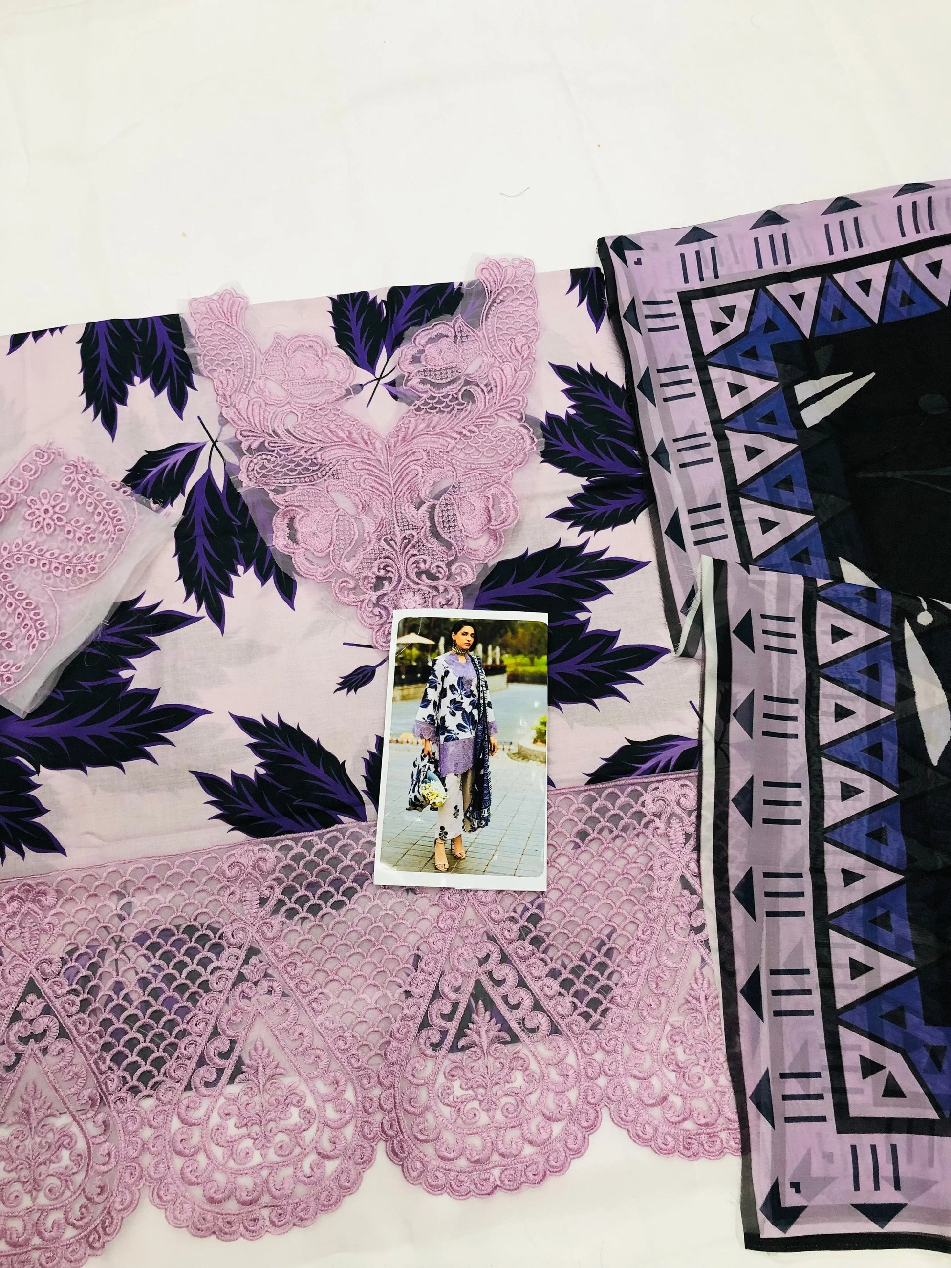MAHNUR LILAC LAWN - SR FABRICS